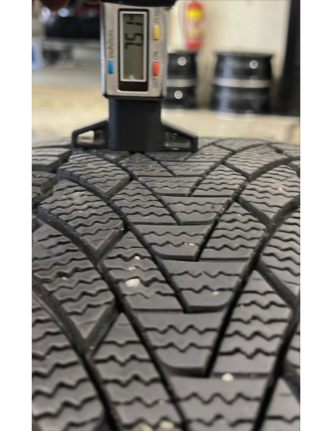 225/45R18 95H XL un 255/40R18 99H XL dažāda platuma komplekts 225/45R18 95H XL un 255/40R18 99H XL dažāda platuma komplekts