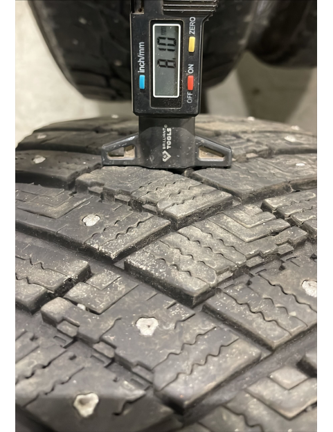 215/55R17 98T Goodyear ultra grip Ice Artic ( ar radzēm )