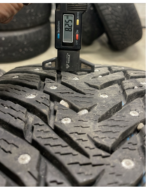 235/45R17 97T XL Nokian Hakapeliitta 8  ( ar radzēm )