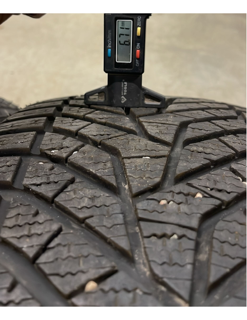 245/40R21 100v Yokohama Winter v905