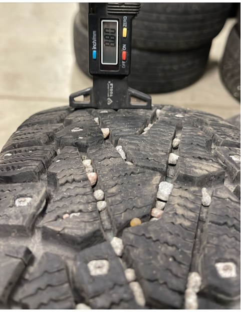 175/65R14 82T Pirelli Ice Zero  ( ar radzēm )
