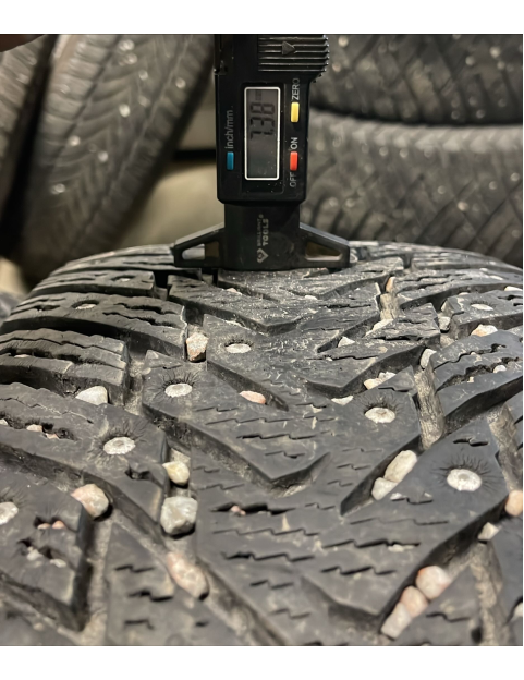 215/55r17 98t Nokian Hakkapeliitta 8 ( ar radzēm )