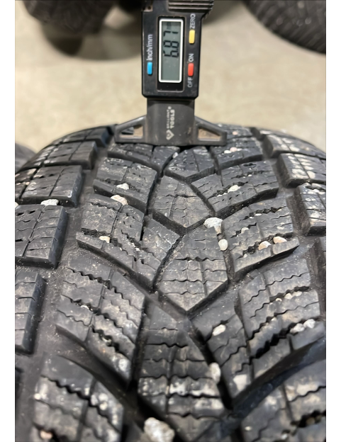 215/65R17 99T Goodyear UltraGrip