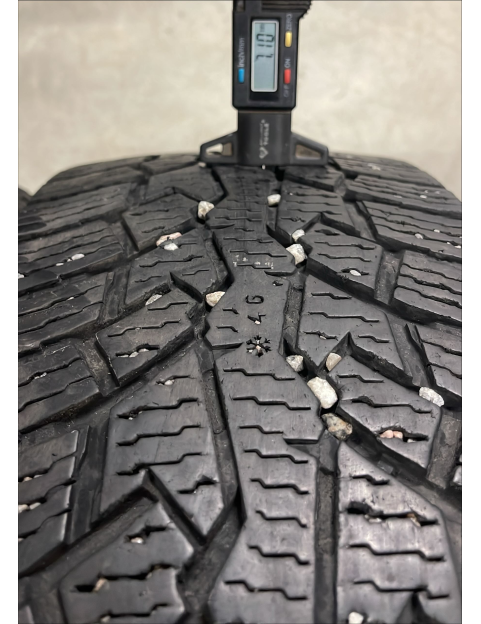 215/65R16C 109/107R Nokian Hakapeliitta cr4