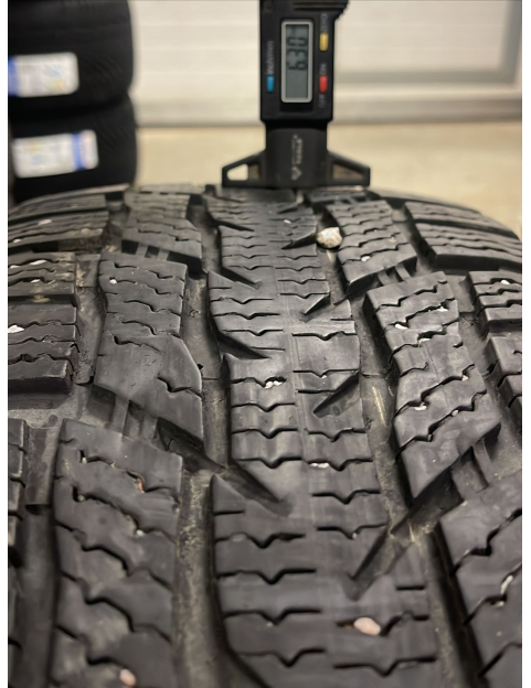 215/65R16C 109/107r Nokian hakapeliitta cr3