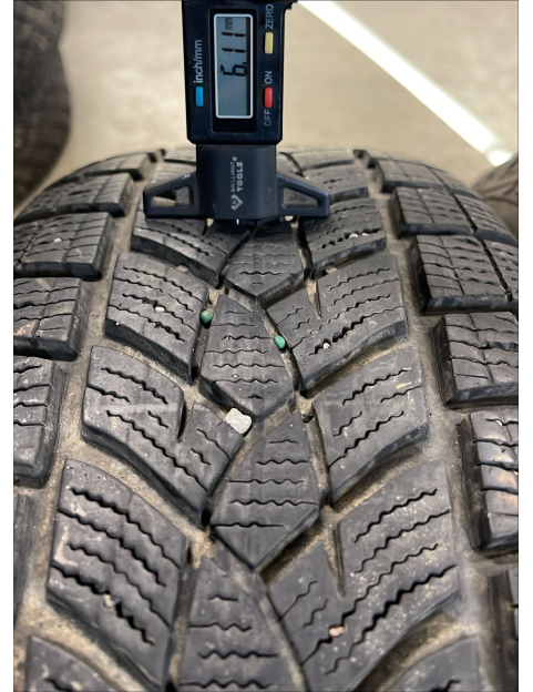 215/65R17 99T Goodyear UltraGrip Ice SUV