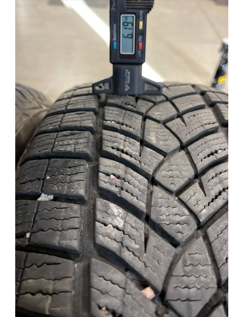 215/65R17 99T Goodyear UltraGrip Ice SUV